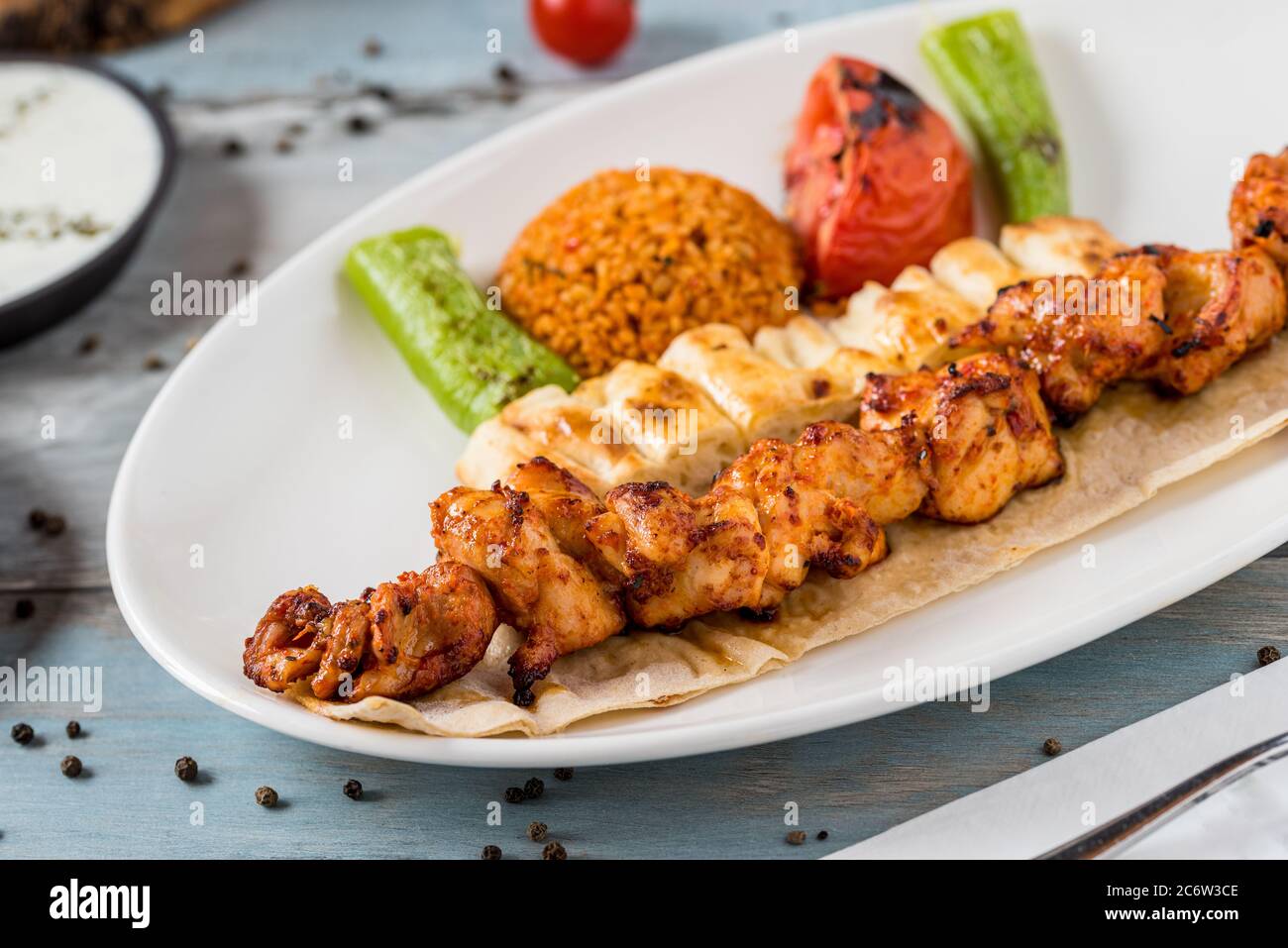 Tradizionale kebab di pollo alla griglia con verdure grigliate su spiedini Foto Stock
