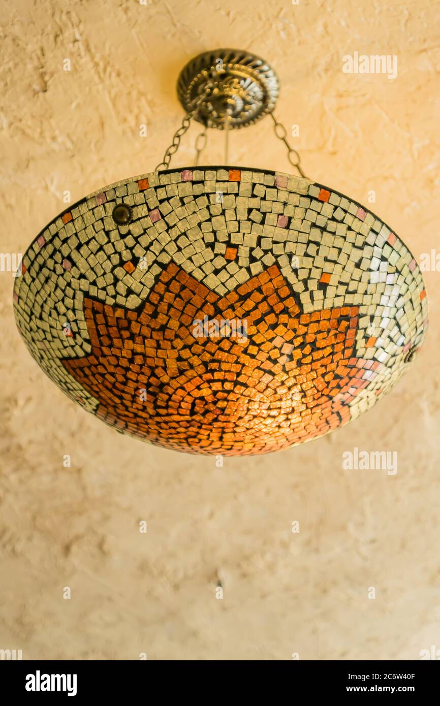 lampadario a braccio in vetro a mosaico sul soffitto, vista dal basso Foto Stock