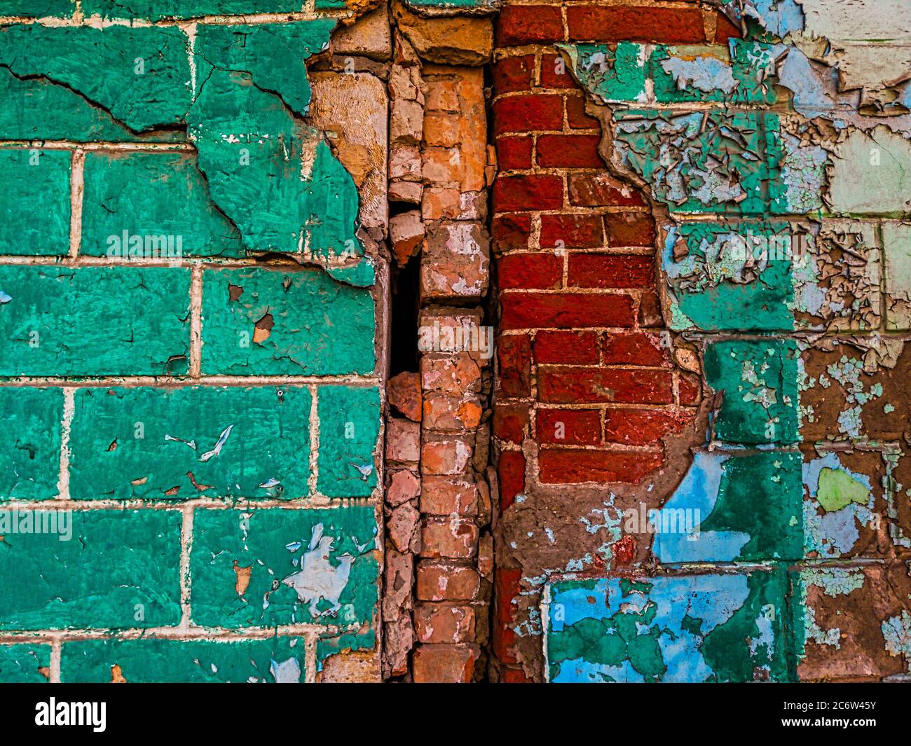 Contatto semidistrutto di due pareti di diverse dimensioni di mattoni Foto Stock