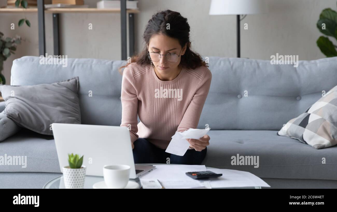 Donne serie gestire le finanze di famiglia utilizzando il laptop Foto Stock