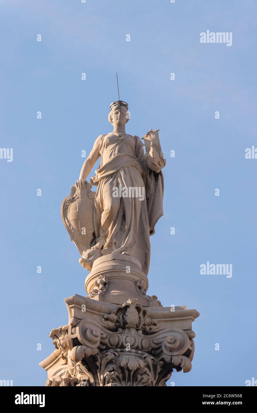 Fontana di Jules Cantini, Piazza Castellane con dettagli intricati e ambientata su un cielo blu. marsiglia, a sud della francia Foto Stock