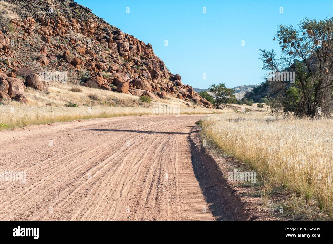 Strada D3254 vicino al Damara Living Museum di Damaraland, Namibia Foto Stock