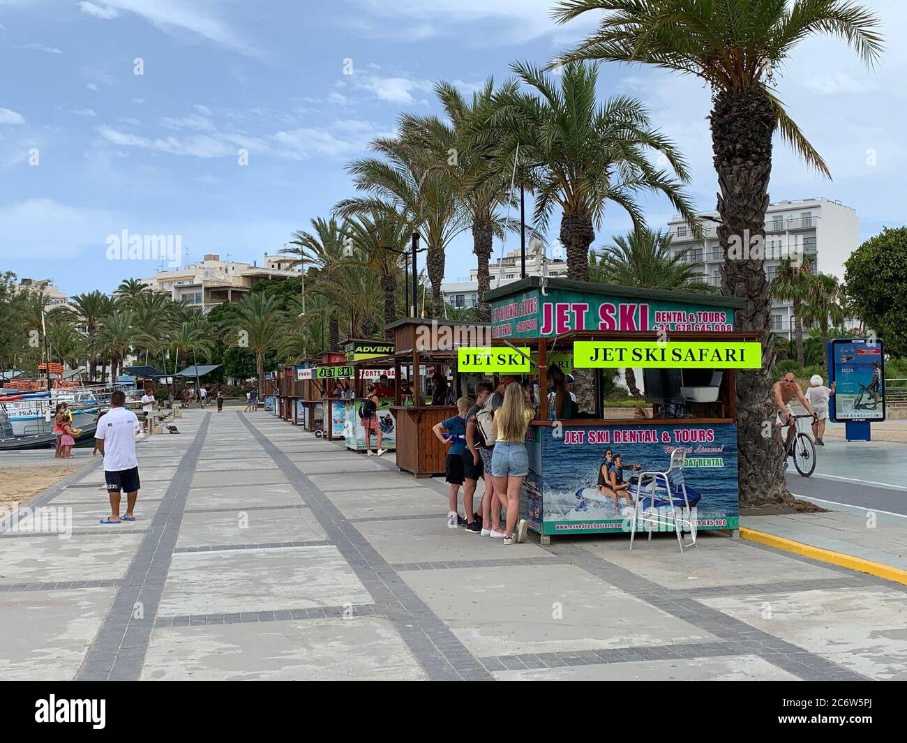 La passeggiata di San Antonio a Ibiza come proprietari di affari britannici expat hanno detto che le nuove regole di quarantena di viaggio sono una 'linea di salvezza' per l'industria turistica sull'isola spagnola. Foto Stock