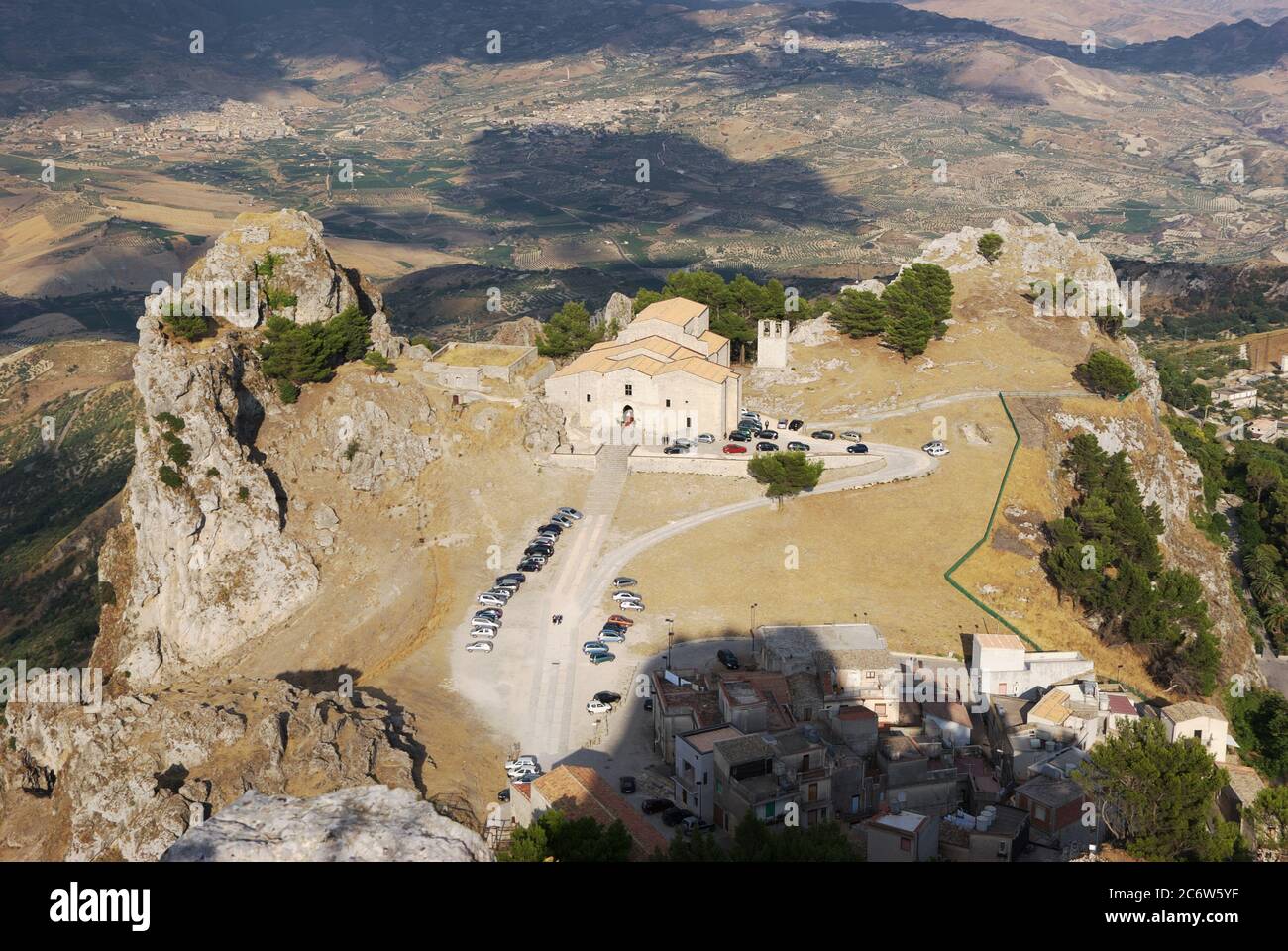 Veduta aerea della cattedrale in pietra di Caltabellotta, monumento dell'architettura religiosa in Sicilia e storico punto di riferimento dell'età medievale Foto Stock