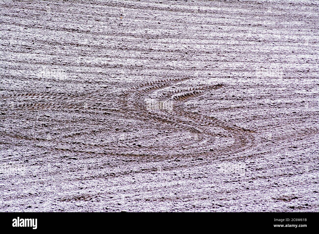 I tracciati nel campo agricolo appena arato mostrano la preparazione del terreno per la prossima stagione di semina, Puy de Dome, Auvergne, Francia Foto Stock