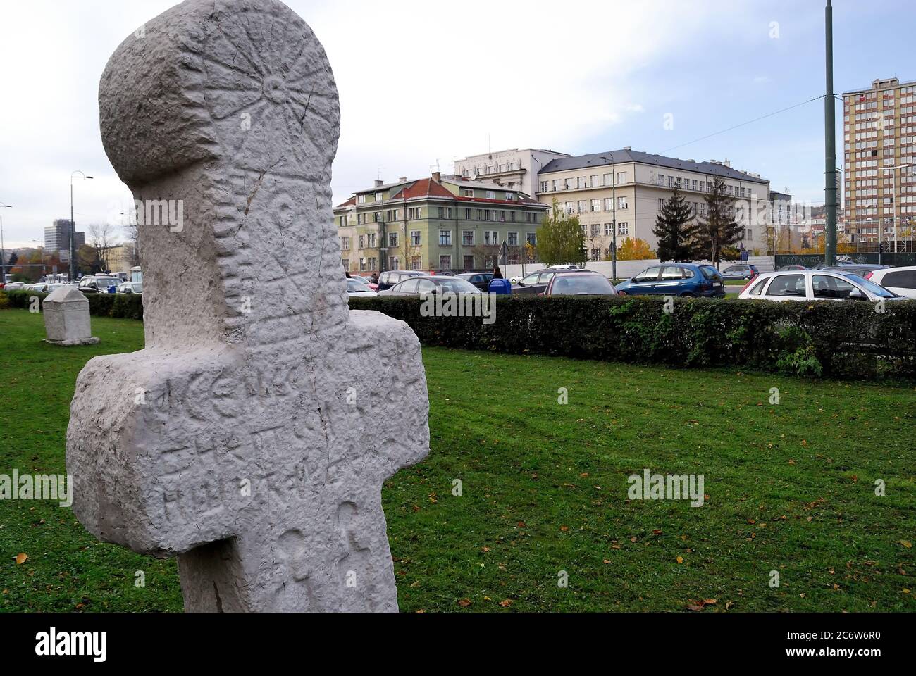 Bosnia-Erzegovina, Sarajevo. Le antiche lapidi, chiamate SteÄ ‡ al, (stecci) mistero dei popoli che vivevano nella valle di Sarajevo dal 1100 al 1300, scritte in un cirillico primitivo, sono oggetti di studio. Sono visibili nel giardino del Museo Nazionale di Ulica Zmaja od Bosne. Foto Stock