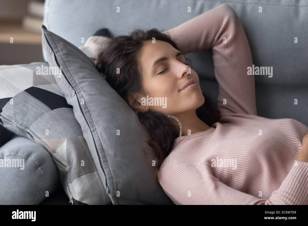 Calma millennial ragazza rilassarsi sul divano daydreaming Foto Stock