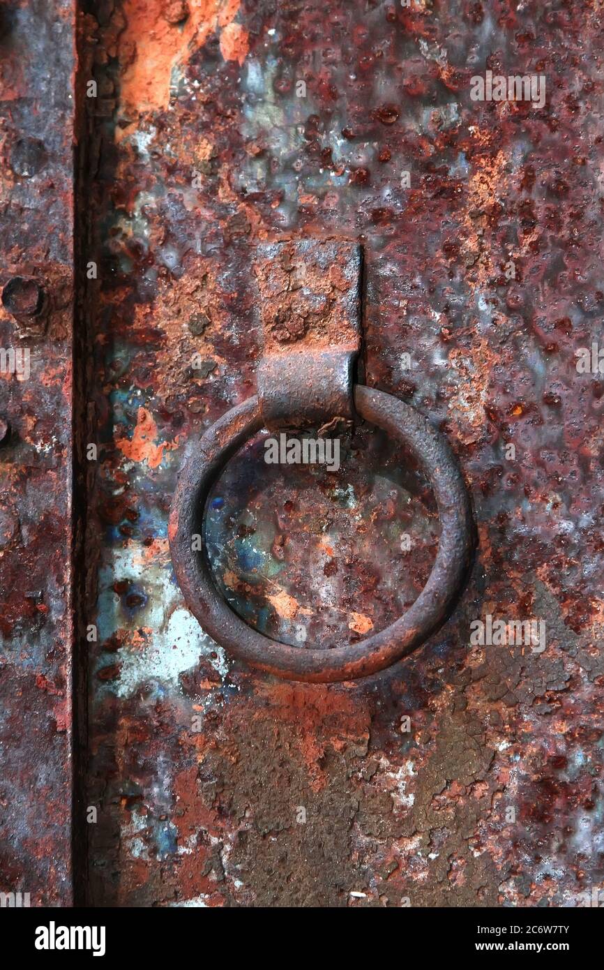 Vecchio sportello in ferro ossidato con maniglia ad anello. New York. STATI UNITI. Foto Stock