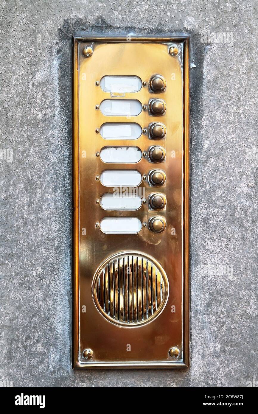 Elemento decorativo. Campanello in ottone con targhette, pulsanti e altoparlanti. Pisa. Italia. Foto Stock