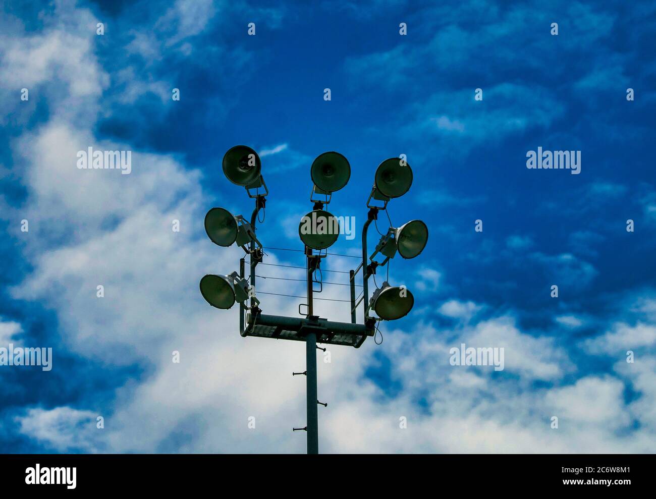 Illuminazione dello stadio a metà pomeriggio. Foto Stock