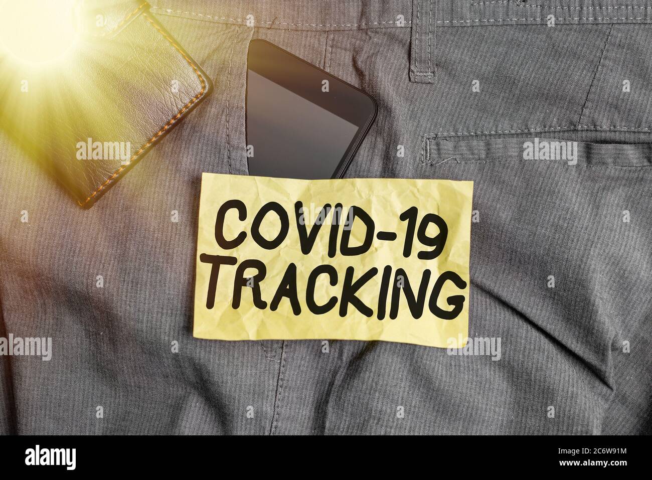 Nota di scrittura che mostra il tracciamento di Covid 19. Concetto aziendale per distinguere il processo di possibili dispositivi smartphone infetti all'interno del Trou Foto Stock