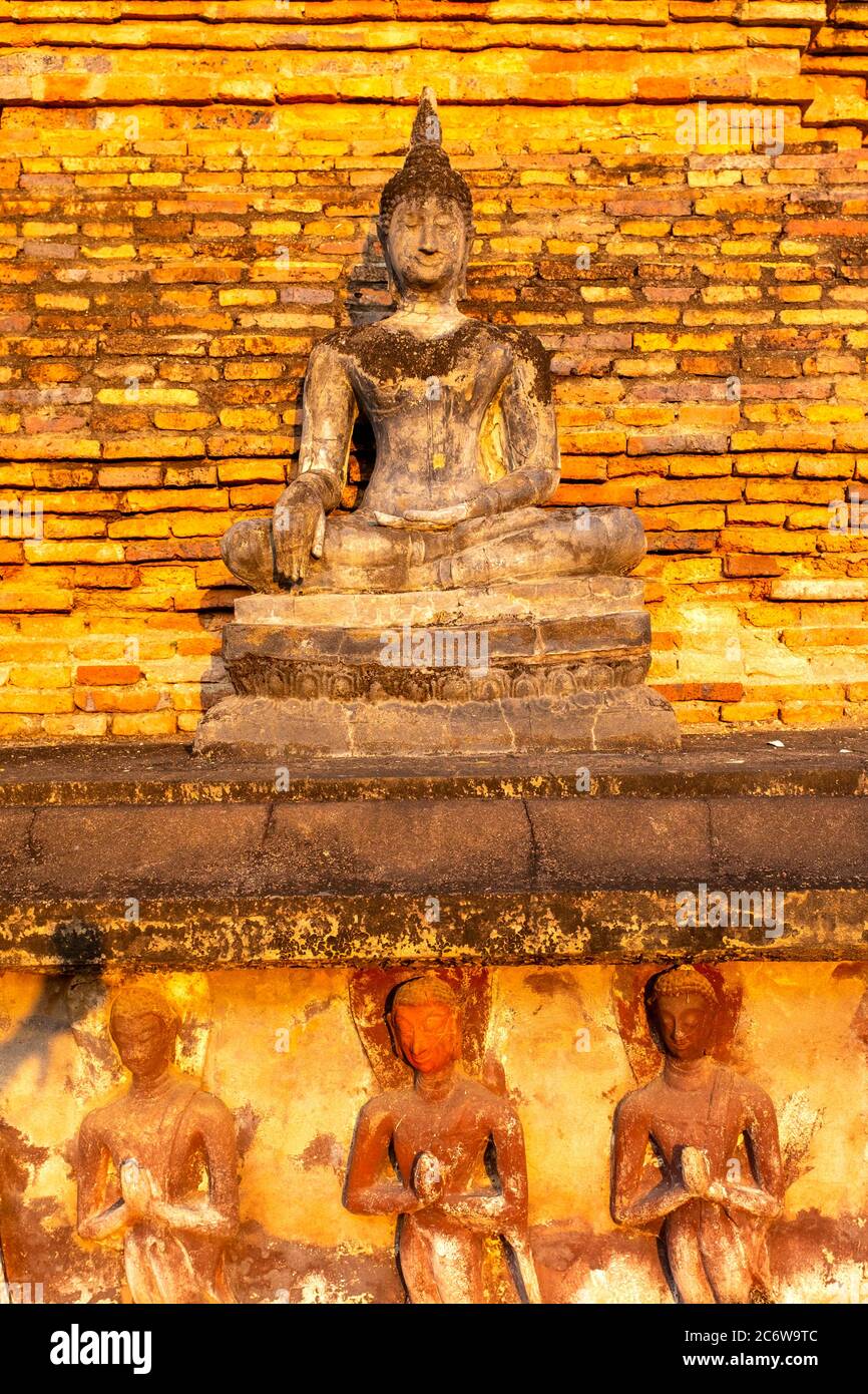 Buddha a Wat Mahathat, Sukhothai Historical Park, Thailandia Foto Stock