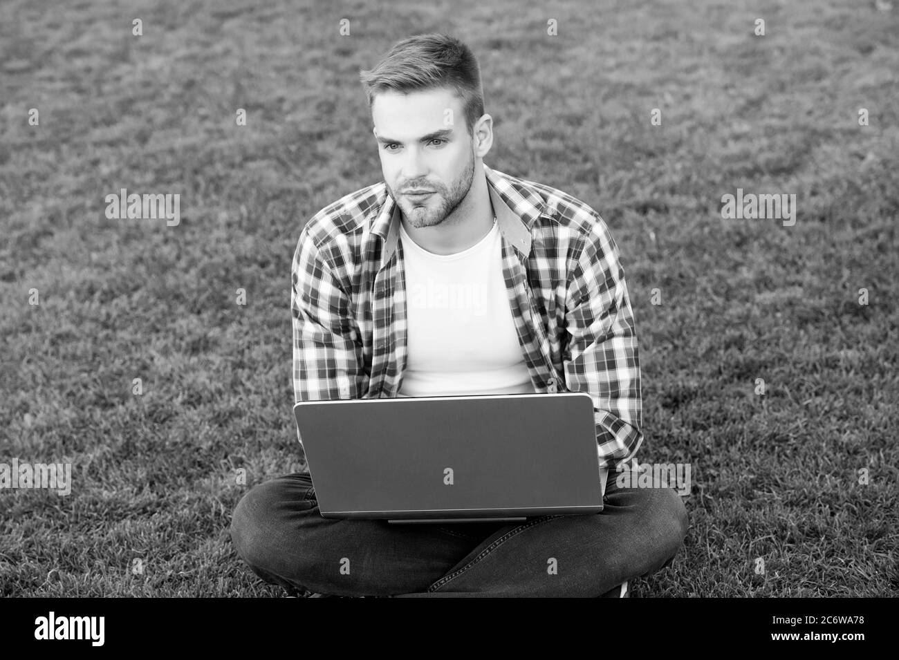 Il mio modo di vivere. Bel ragazzo fare video blog verde erba. Videoconferenze. Effettuare videochiamate. Web TV. Podcast video. Vlogging vivente. Nuova tecnologia. Vita moderna. Comunicazione online. Foto Stock