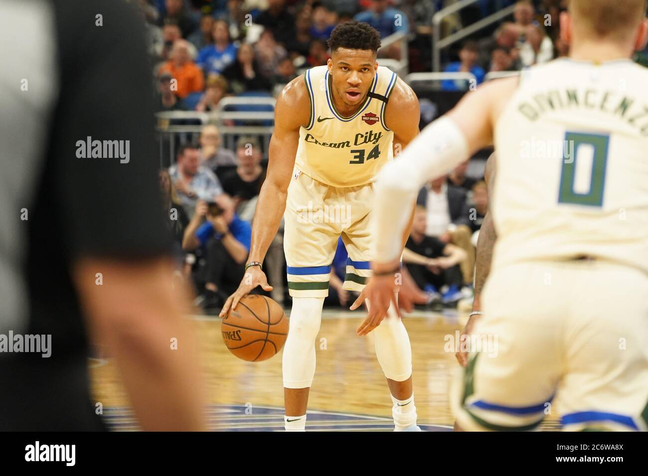 Il giocatore dei Bucks di Milwaukee Giannis Antetokounmpo n° 34 sta mangiando il suo compagno di squadra all'Amway di Orlando, Florida, sabato 8 febbraio 2020. Credito fotografico: Mar Foto Stock