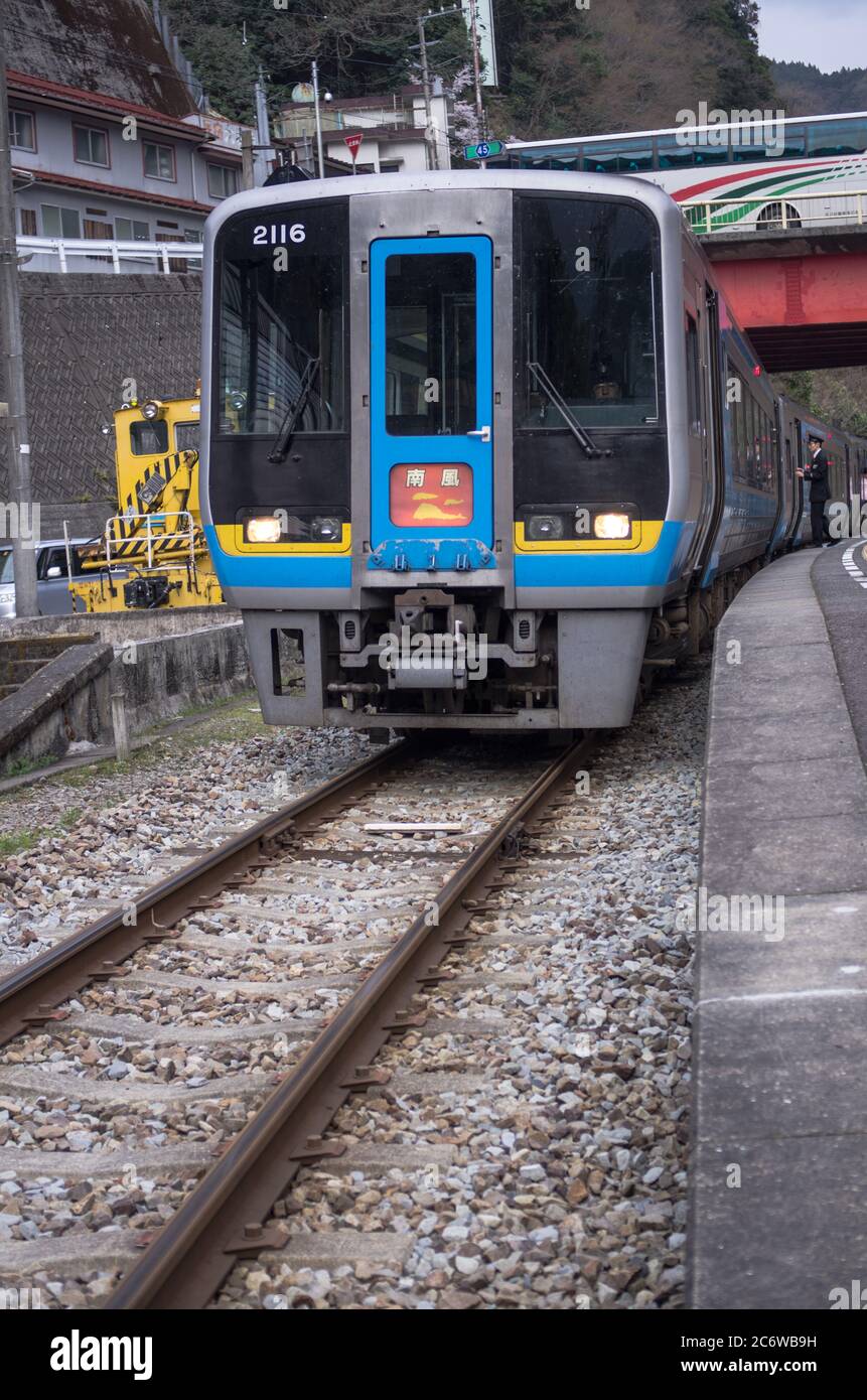 Treno espresso limitato Nanpu (vento Sud) di JR Shikoku nella Stazione di Oboke, Prefettura di Tokushima, Giappone Foto Stock