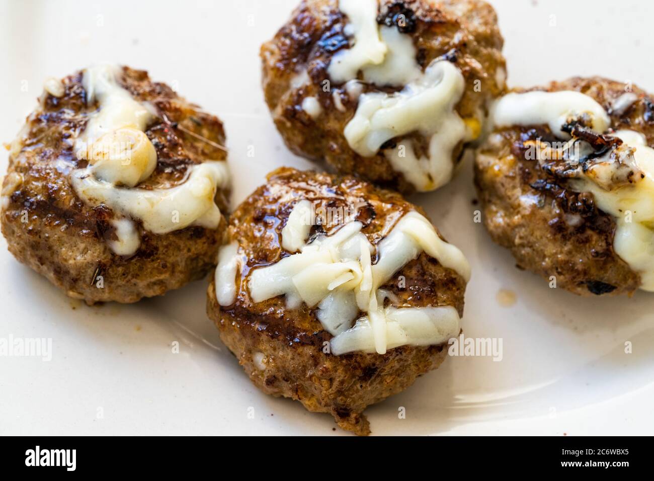 Polpette di carne turca Kofte / Kofta con formaggio fuso in piatto in ristorante locale. Piatto tradizionale di carne macinata. Foto Stock