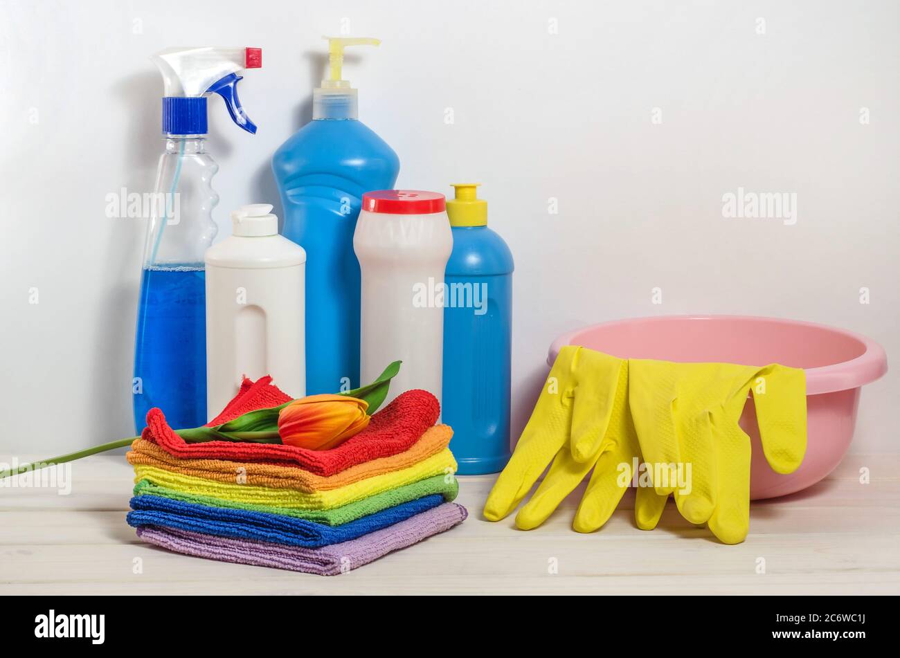 Prodotti per la pulizia della casa con tovaglioli colorati su sfondo bianco. Pulizia della molla, la prevenzione delle malattie virali. Pulizia in casa Foto Stock