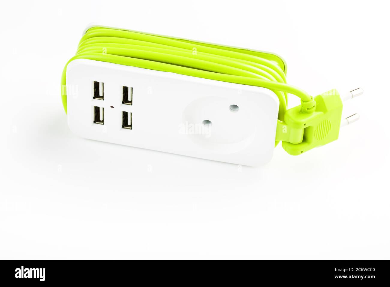Prolunga USB Power Strip per la ricarica di dispositivi elettronici e dispositivi elettronici. Su uno sfondo bianco, isolare. Spazio libero Foto Stock