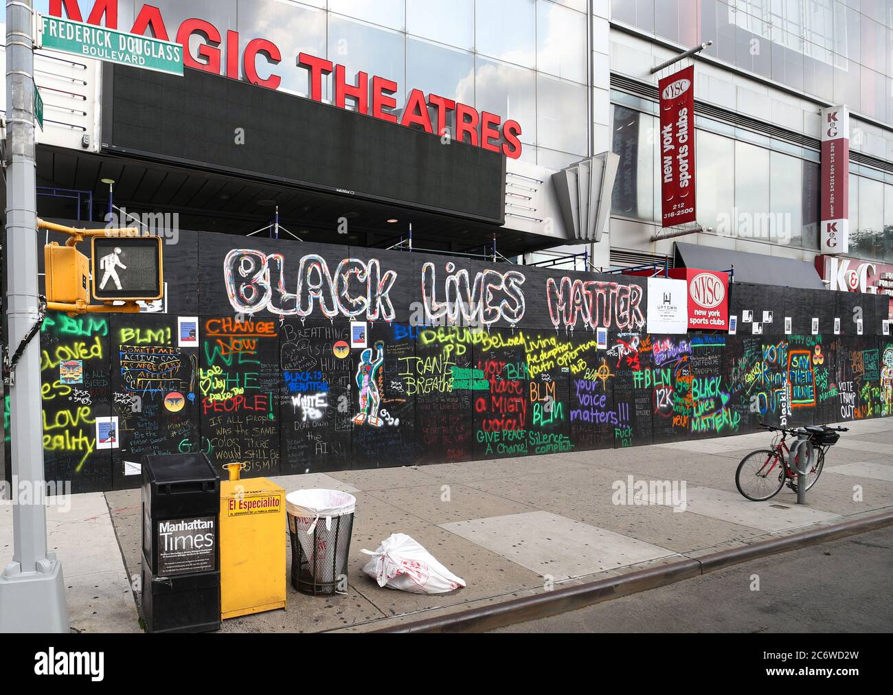 Manhattan, New York, USA - 9 luglio 2020: I manifestanti della materia Black Lives dipingono il cinema con graffiti BLM. Foto Stock