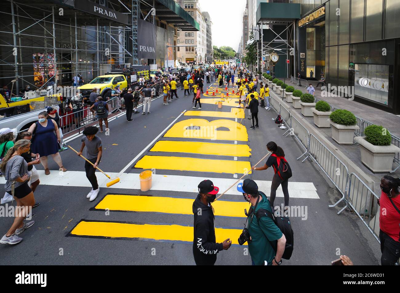 Manhattan, New York, USA - 7 luglio 2020: Il sindaco di New York DeBlasio ha la materia nera delle vite dipinta di fronte alle Torri di Trump sulla 5th Avenue a Manhattan, New Yo Foto Stock