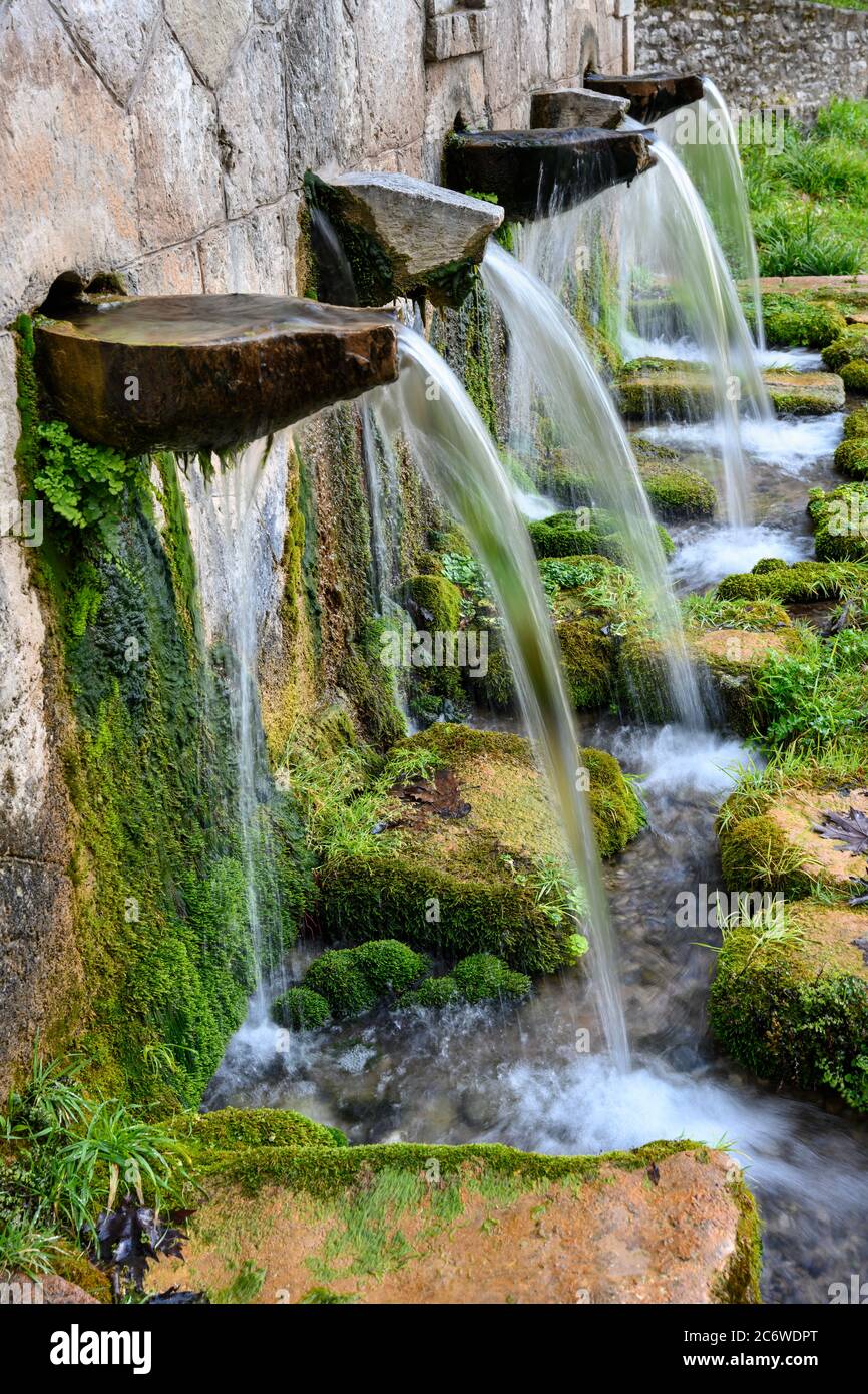 L'acqua che sgorga dalla sorgente di Koubes nel villaggio di Kato Melpeia, Messinia nord-occidentale, Peloponneso, Grecia Foto Stock