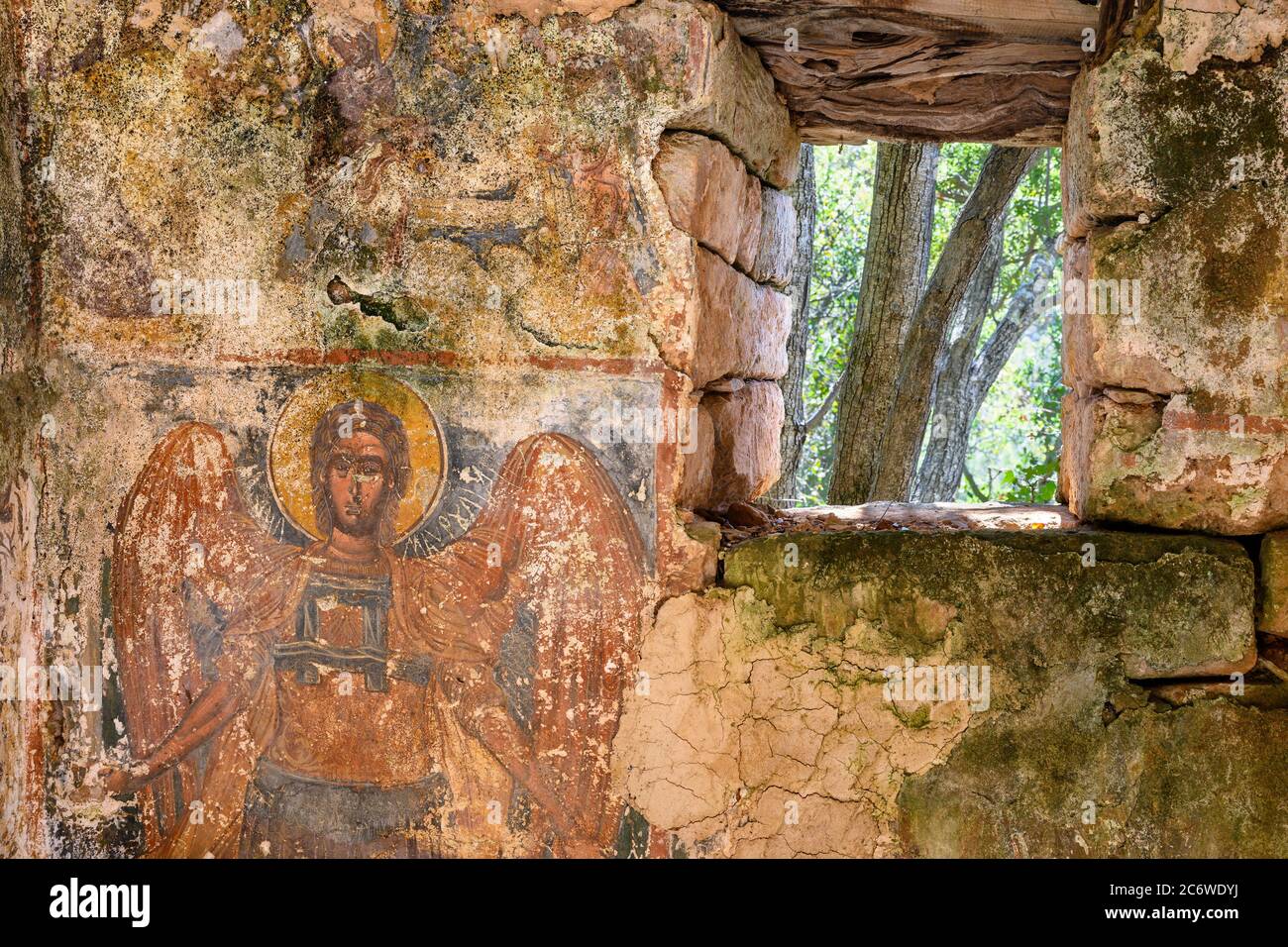 Un affresco indossato di arcangelo Michele sulla parete di una cappella in rovina nel mani esterno, vicino a Kardamyli, Peloponneso, Grecia. Foto Stock