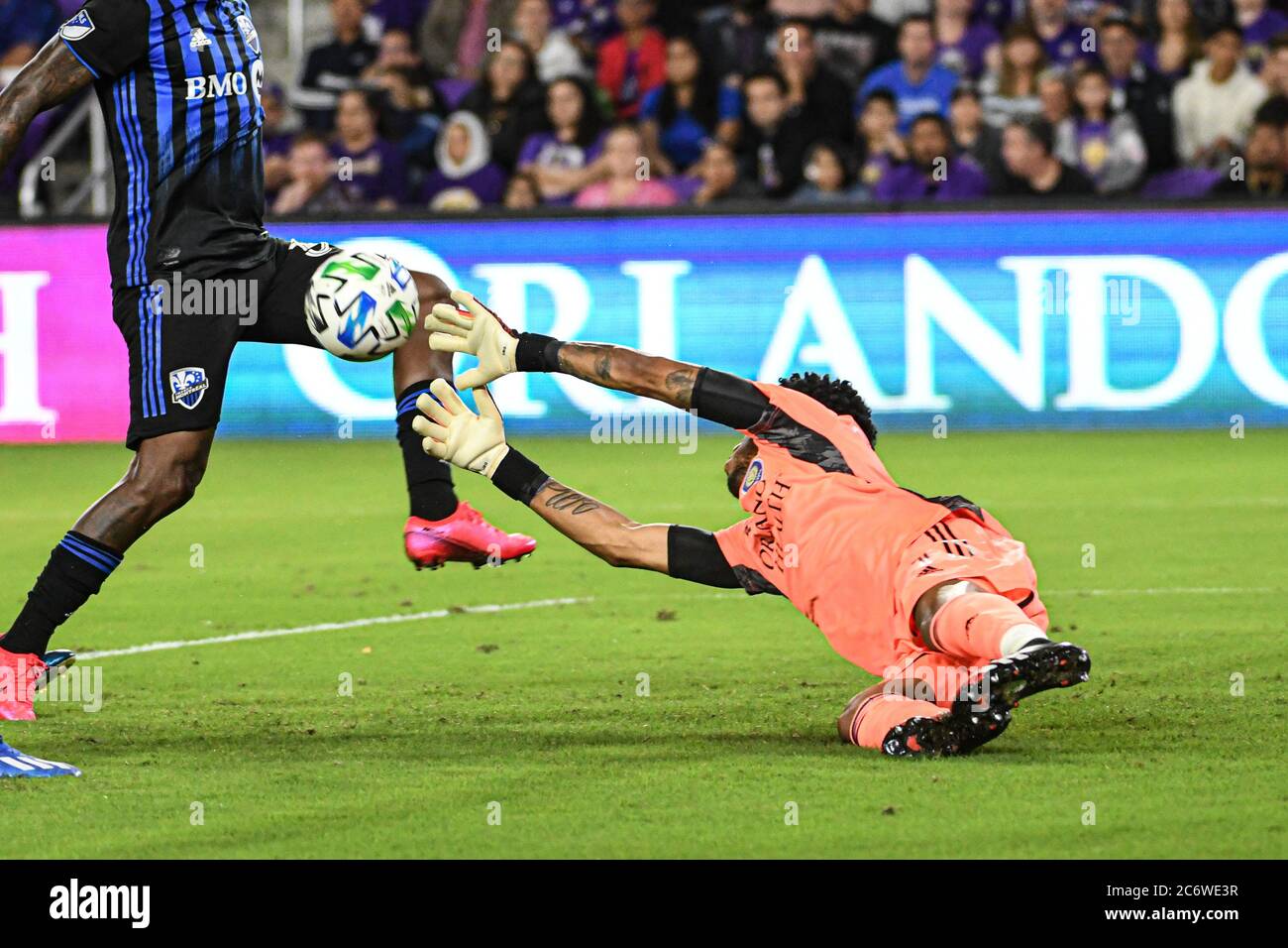 Il portiere Pedro Gallese di Orlando City SC salta per prendere la palla in una partita amichevole all'Exploria Stadium di Orlando, Florida, sabato 8 febbraio 20 Foto Stock