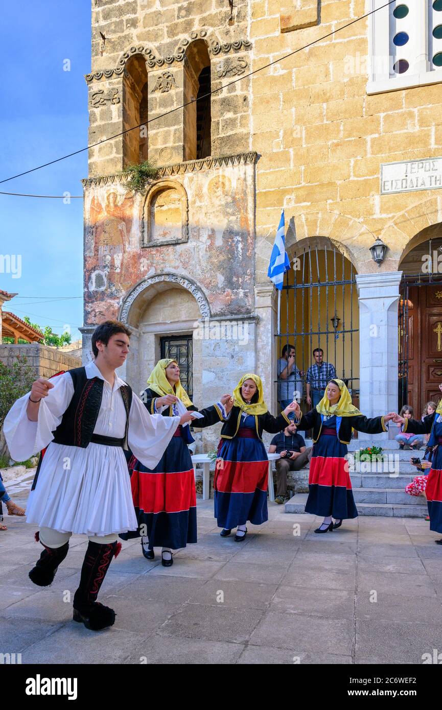 La danza greca tradizionale a un Paniyiri, un festival locale per celebrare il patrono della chiesa del villaggio Proastio, vicino a Kardamili nella parte esterna ma Foto Stock