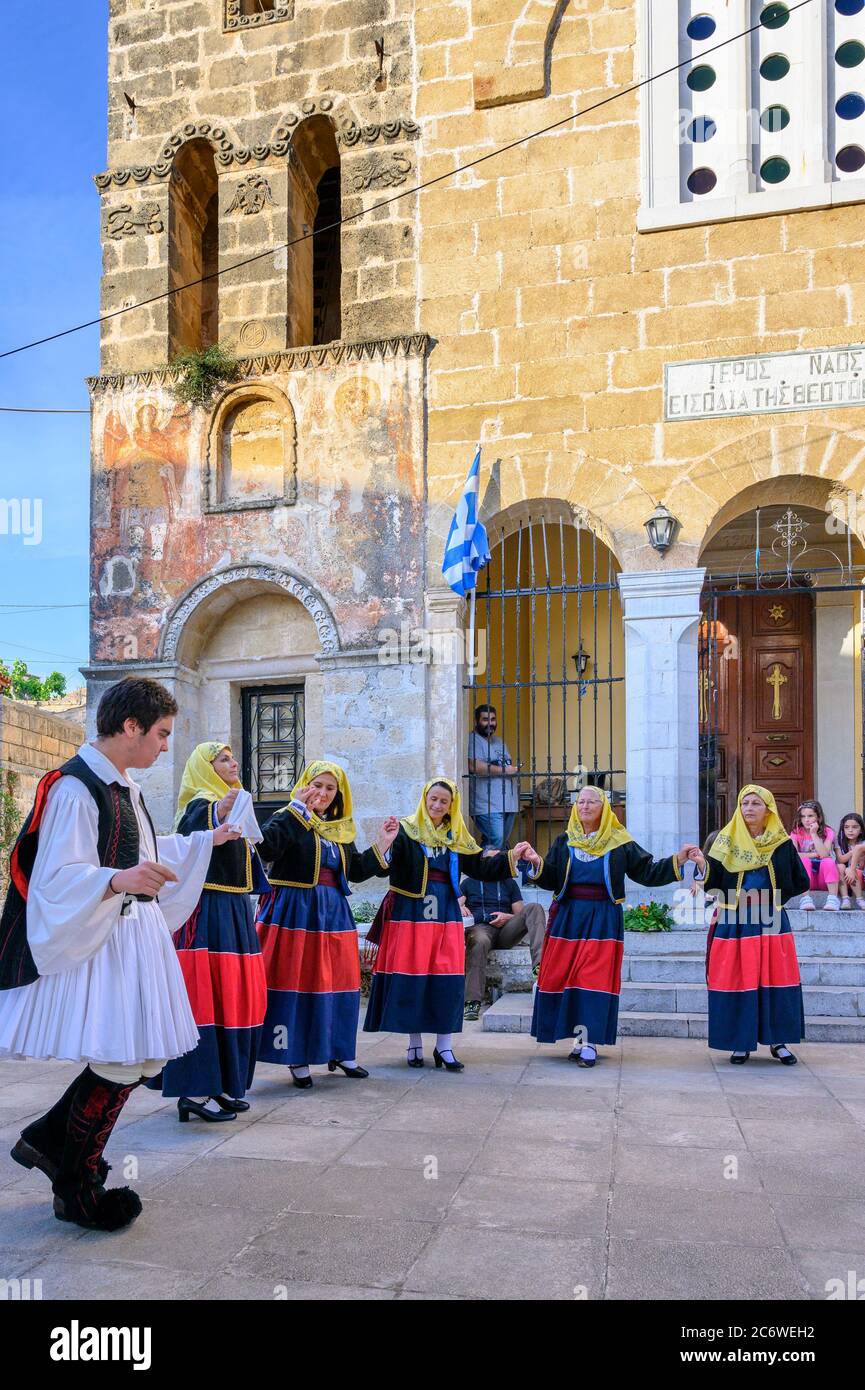 La danza greca tradizionale a un Paniyiri, un festival locale per celebrare il patrono della chiesa del villaggio Proastio, vicino a Kardamili nella parte esterna ma Foto Stock