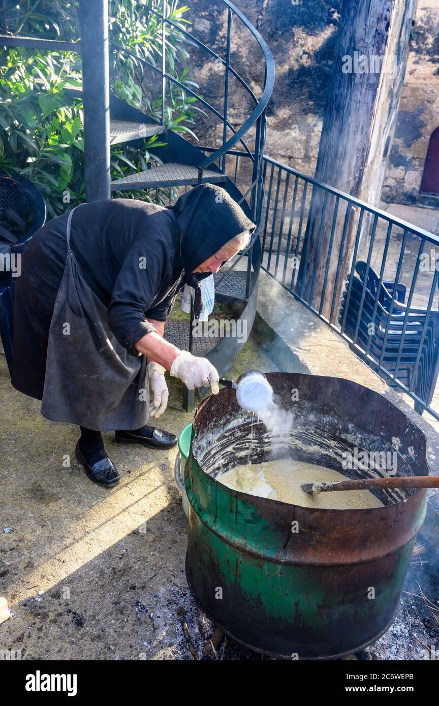 Una donna che fa sapone tradizionale dell'olio d'oliva in una festa locale nel villaggio di Proastio, vicino a Kardamili nel mani esterno, Peloponneso meridionale, Gree Foto Stock