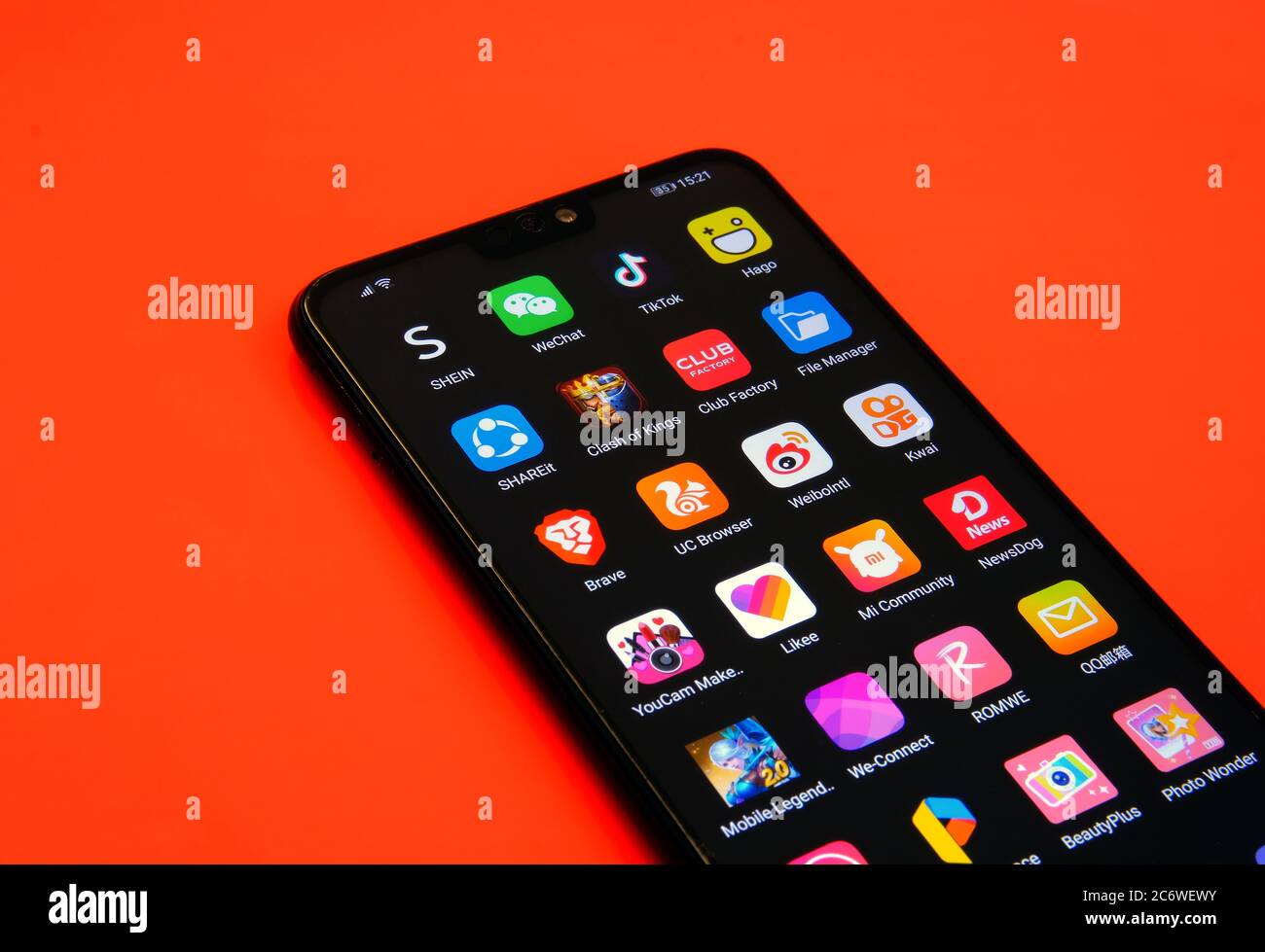 Stone / UK - Giugno 30 2020: TikTok e altre applicazioni cinesi vietate in India a causa di problemi di sicurezza sullo schermo dello smartphone posto sulla superficie rossa. Foto Stock
