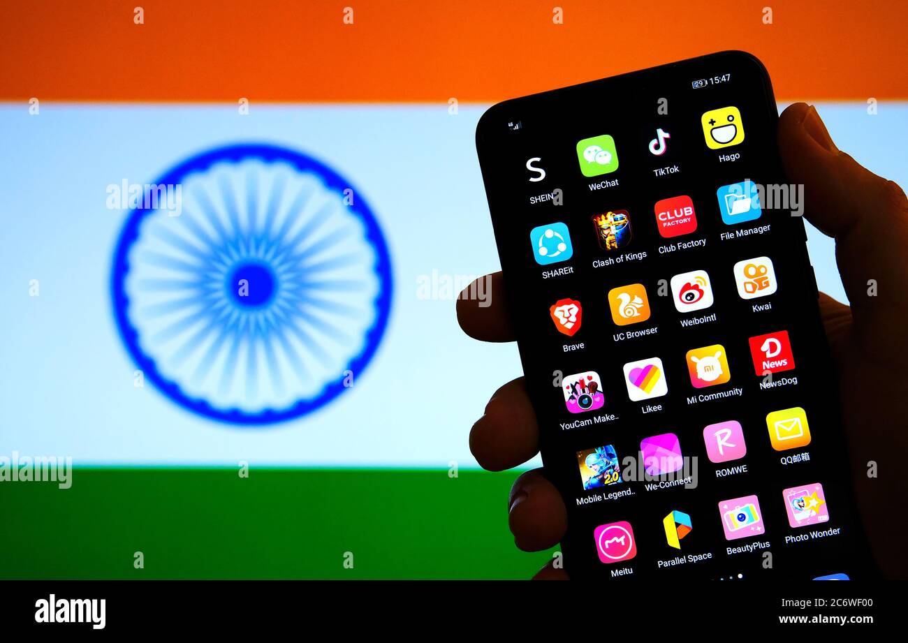 Stone / UK - Giugno 30 2020: TikTok e altre applicazioni cinesi vietate in India a causa di problemi di sicurezza sullo schermo smartphone tenere in mano e indiane f Foto Stock