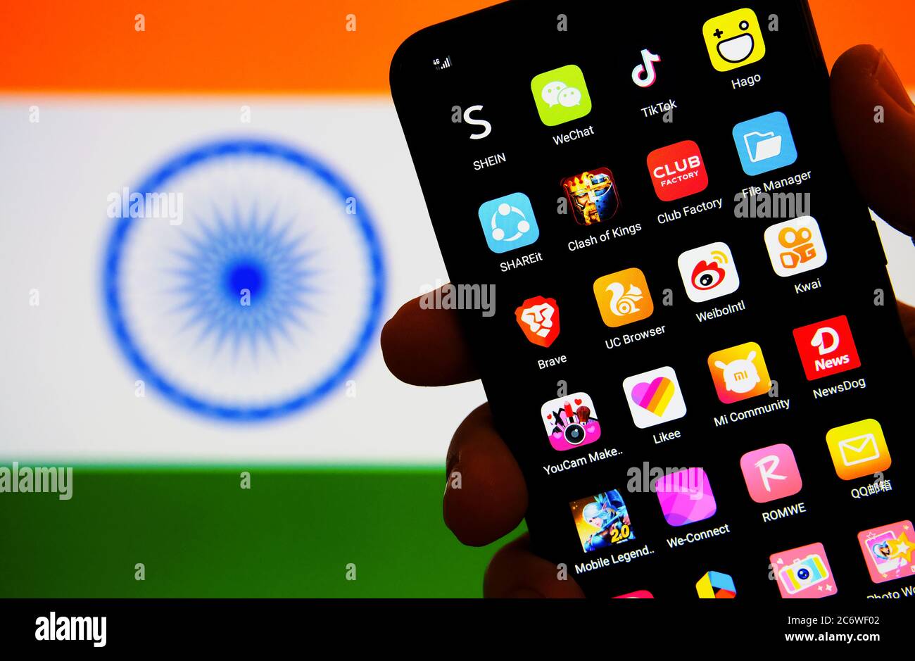 Stone / UK - Giugno 30 2020: TikTok e altre applicazioni cinesi vietate in India a causa di problemi di sicurezza sullo schermo smartphone tenere in mano e indiane f Foto Stock