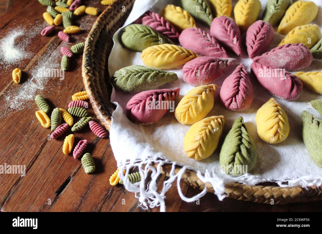 Culurgiones : pasta ripiena tipica italiana. E' stato colorato con barbabietole, spinaci e curcuma. Foto Stock