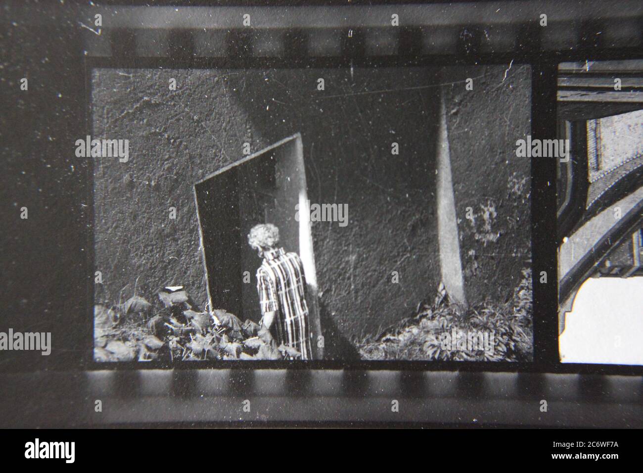 Fine anni '70 vintage nero e bianco stile di vita fotografia di un vecchio tornare a casa sua. Foto Stock