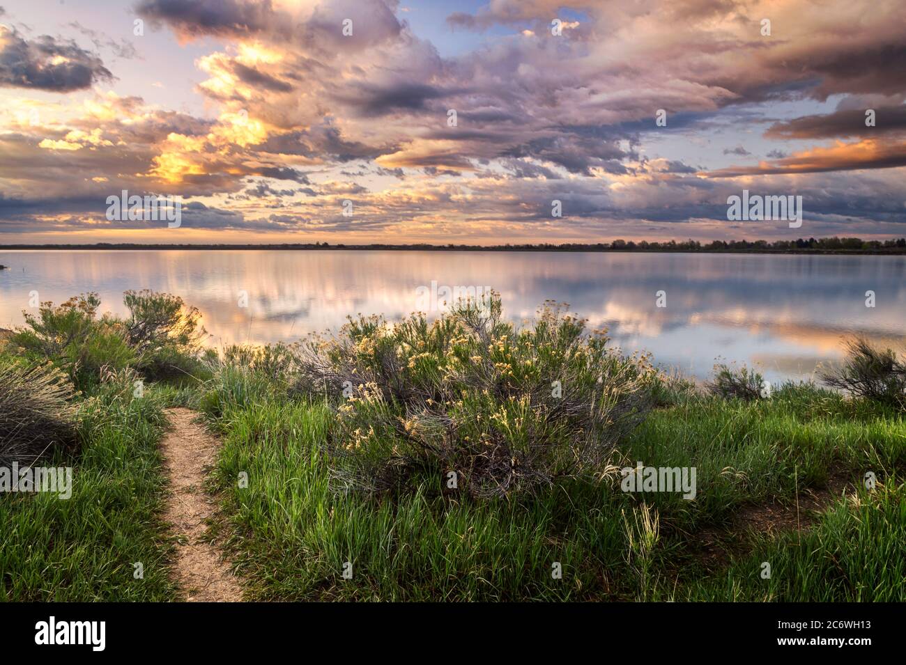 Le spettacolari nuvole rotolano sul lago Colorado mentre il sole comincia a sorgere all'orizzonte Foto Stock