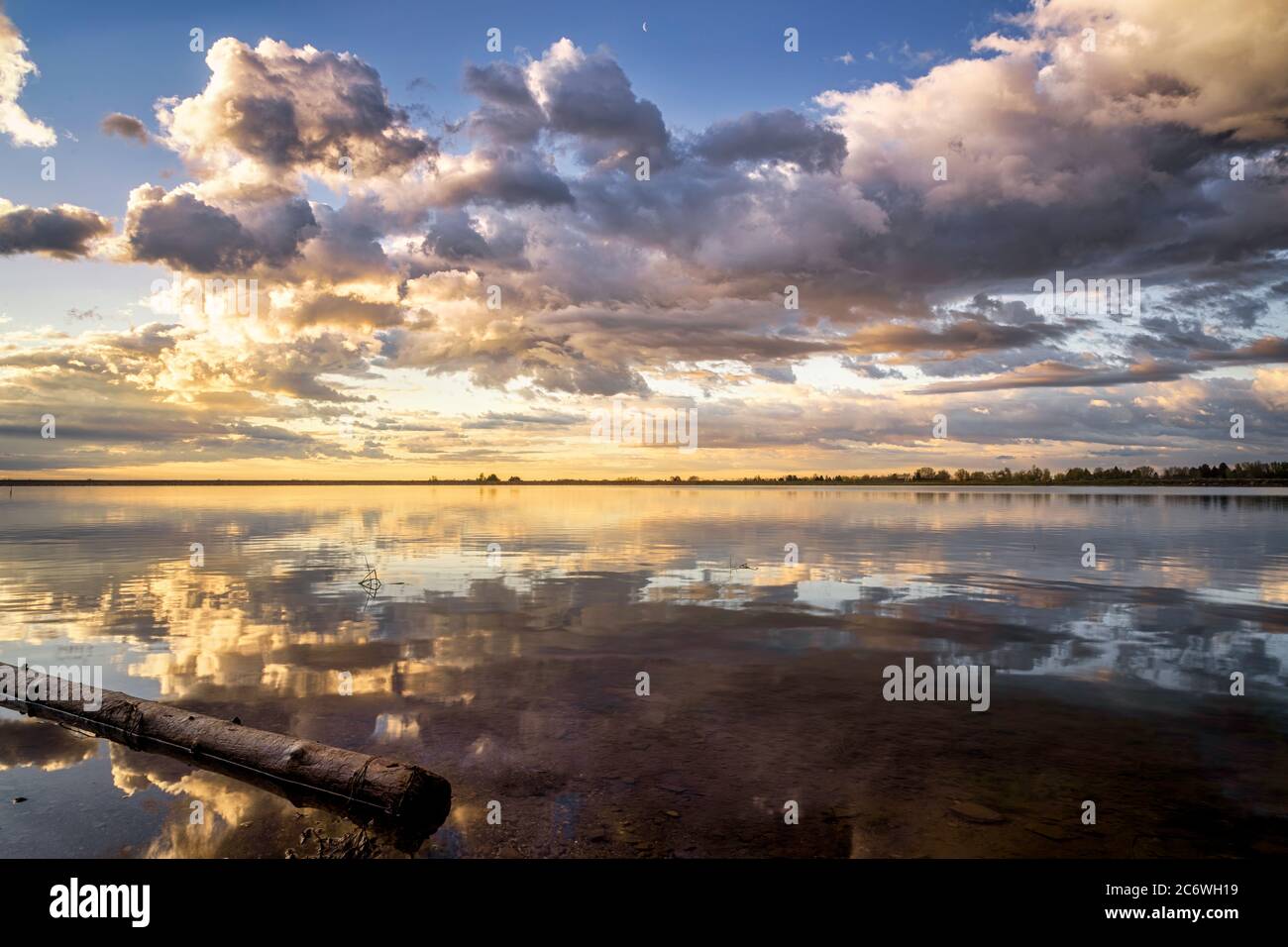 Le spettacolari nuvole rotolano sul lago Colorado mentre il sole comincia a sorgere all'orizzonte Foto Stock