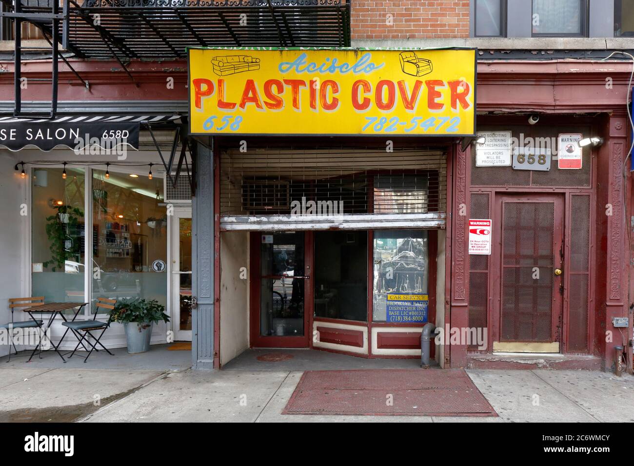 Acisclo Plastic Cover, 658 Grand St, Brooklyn, New York, NYC foto di un negozio di tappezzeria nel quartiere di Williamsburg. Negozio di vecchio periodo Foto Stock