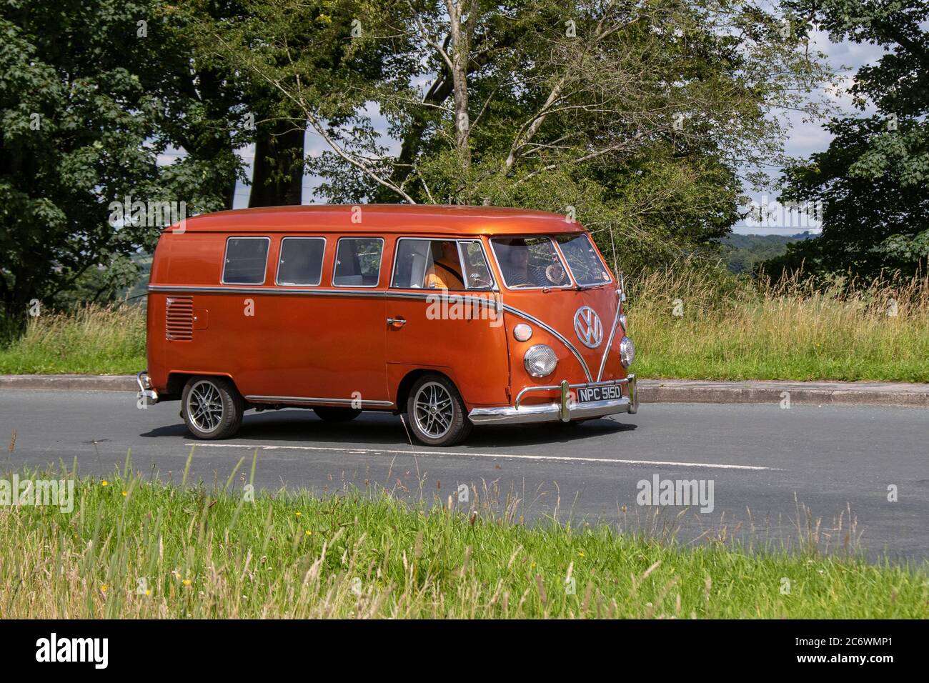 1966 60s anni Sessanta rosso LCV ripristinato arancione split-screen VW Volkswagen Motor Caravan; veicoli mobili traffico veicolare, caddy, Transporter, camper fans, kombi, Combi, campervan van, motorhome, conversione, Vee Dub, Conversioni, pulmino per vetrine, autobus, camper, camper auto che guidano veicoli su strade britanniche, motori, automobilismo sulla rete autostradale M6. Foto Stock