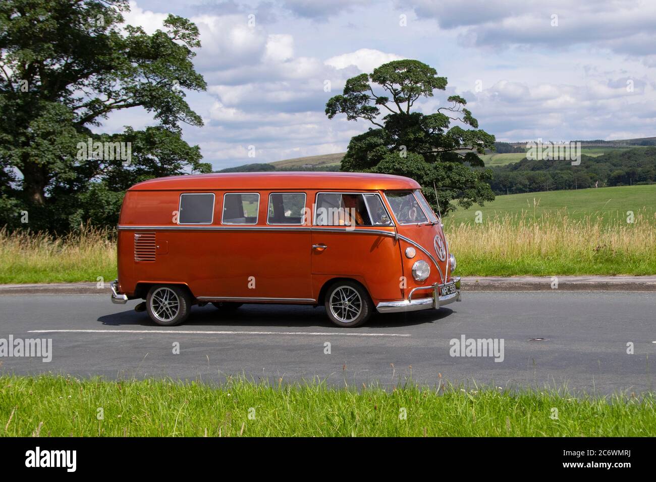 1966 Red LCV restaurato Orange Split-Screen VW Volkswagen Motor Caravan; traffico veicolare veicoli in movimento, caddy, Transporter, camper fans, kombi, combi, camper, motorhome, conversione, Vee Dub, conversioni, window van microbus, autobus, camper, camper auto guida su strade del Regno Unito, motori, motori sulla rete autostradale M6. Foto Stock