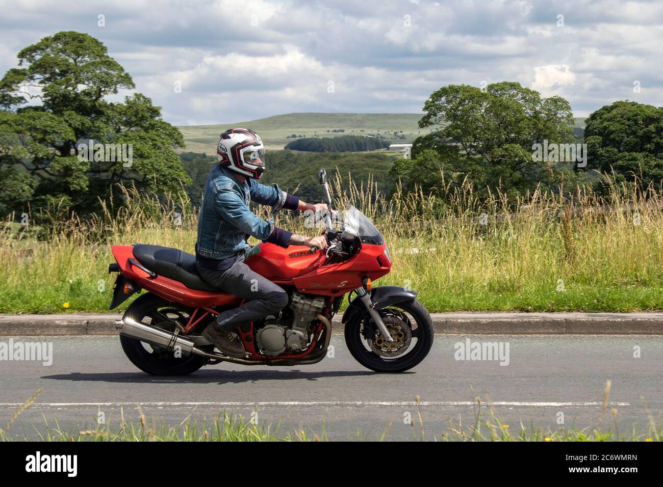 Suzuki Bandit motociclista; trasporto su due ruote, motocicli, veicoli, strade, Motociclette, motociclisti a Chorley, Regno Unito Foto Stock
