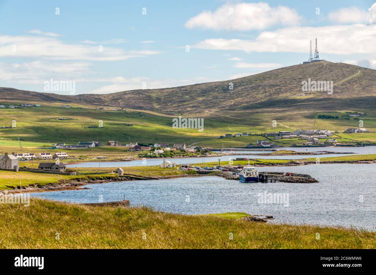 L'isola di Bressay con il traghetto da Lerwick nel porto, Shetland. Foto Stock