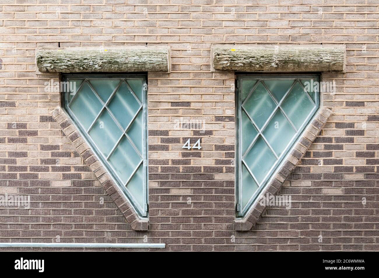 Finestra dettaglio di grado II elencati post-moderna casa a 44 Britton Street, Clerkenwell. Progettato da Piers Gough nel 1986 per Janet Street-Porter. Foto Stock