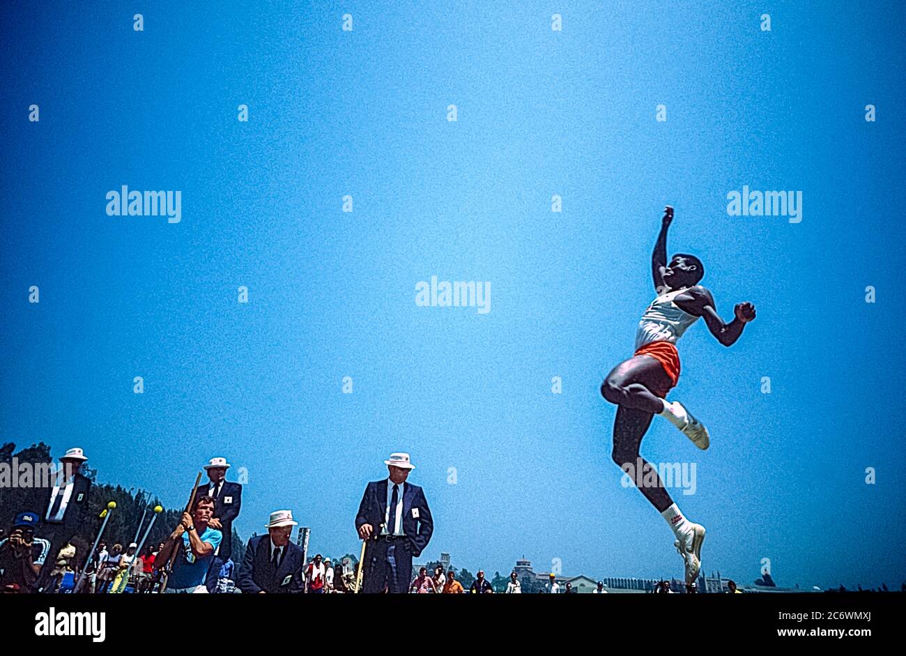 Carl Lewis in competizione con il salto lungo al 1984 US Pepsi Invitational. Foto Stock