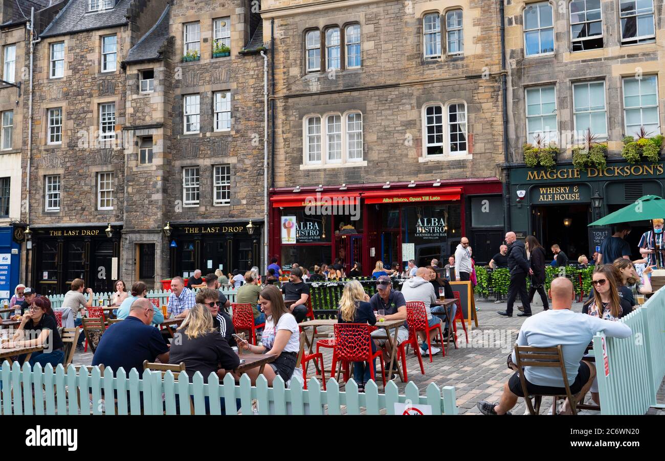 Edimburgo, Scozia, Regno Unito. 12 luglio 2020, gli affari tornano lentamente alla normalità nel centro di Edimburgo. I turisti sono ancora quasi inesistenti e le strade rimangono molto tranquille nella Città Vecchia. I posti a sedere all'aperto nei giardini di birra del Grassmarket sono molto popolari. Iain Masterton/Alamy Live News Foto Stock