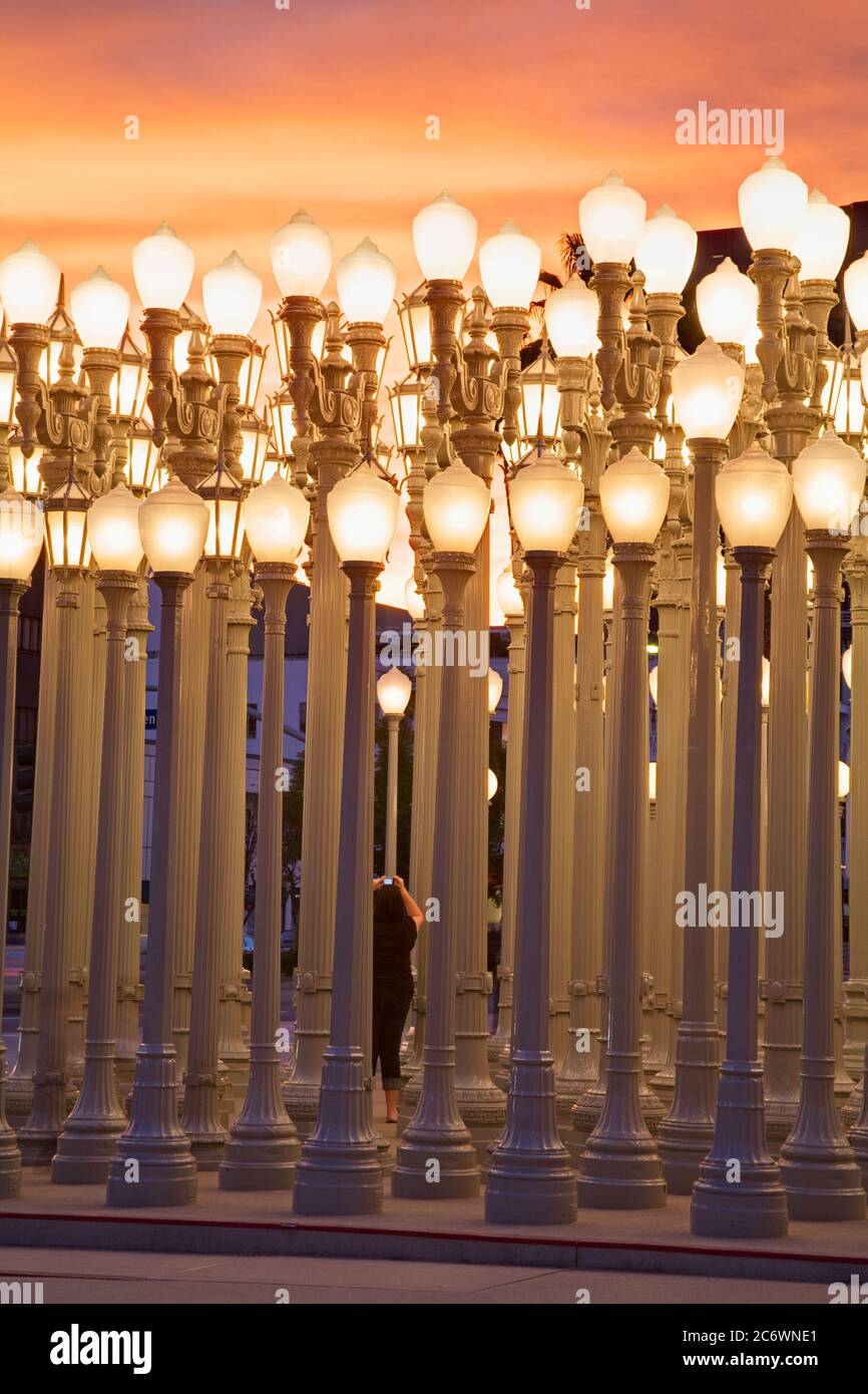 Urban Light di Chris Burden, Los Angeles County Museum of Art, Wilshire Boulevard, Los Angeles, California, USA, Nord America Foto Stock