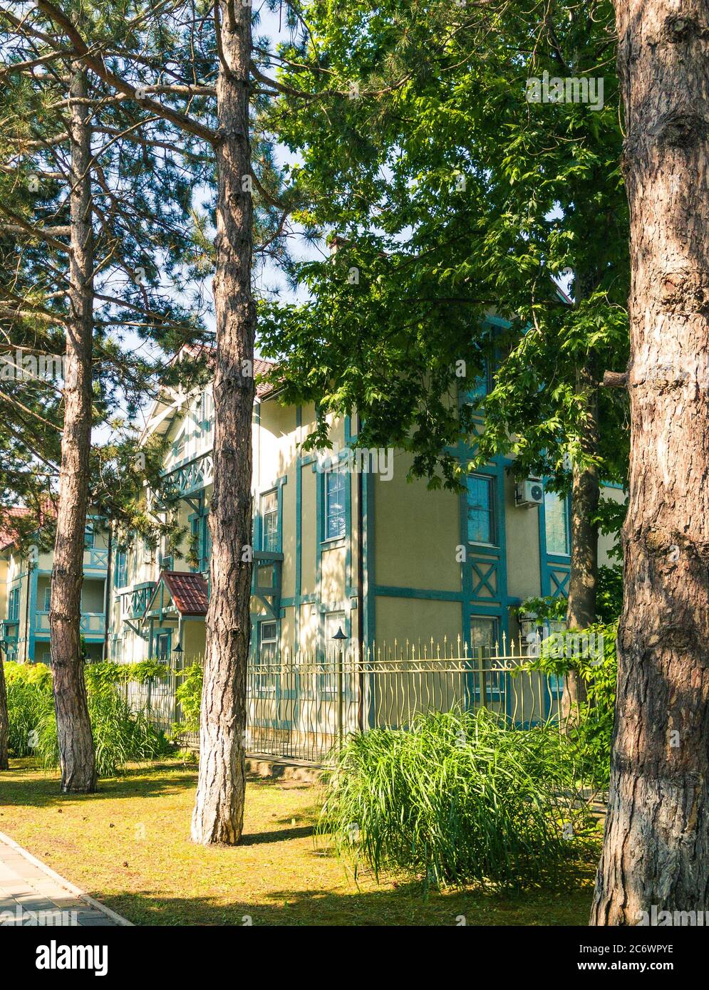 Casa europea con design paesaggistico Foto Stock