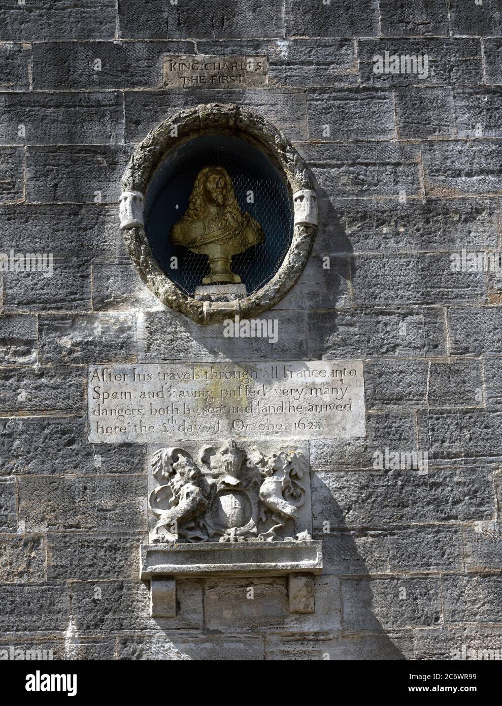 Busto di re Carlo 1 e iscrizione sulla parete nord della Torre quadrata, Old Portsmouth, Portsmouth, Hampshire, Inghilterra, Regno Unito Foto Stock