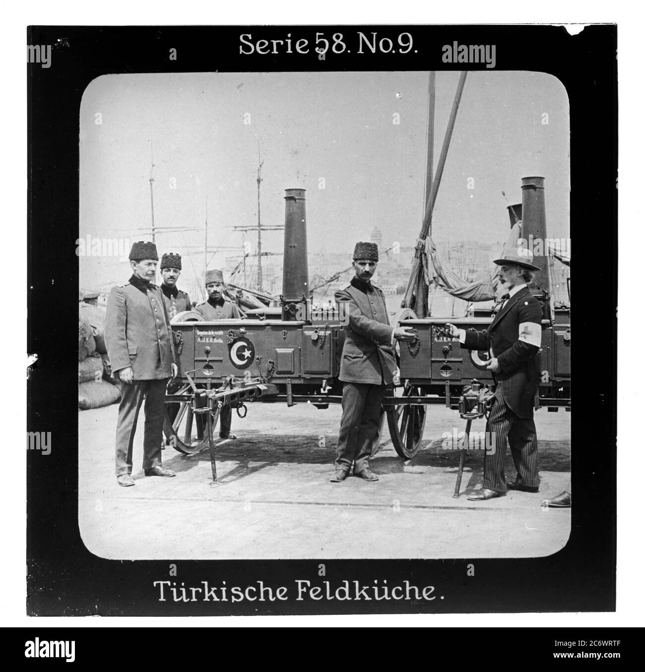 Proiezione für alle - Der Weltkrieg: An der Türkischen Front. Serie 58. N. 9. Türkische Feldküche. Übergabe zweier von deutschen Juden in der Türkei gestifteter Feldküchen durch Dr. Nossig an den 'Roten Halbmond'. - Die Firma „proiezione für alle" wurde 1905 von Max Skladanowsky (1861-1939) gegründet. Sie produzierte bis 1928 fast 100 Serien zu je 24 Glasdias im Format 8,3 x 8,3 cm im sog. Bromsilber-gelatina-Trockenplatten Verfahren. Die Serien umfassten Städte, Länder, Landschaften, Märchen und Sagen, das Alte Testamento u. den 1. Weltkrieg Foto Stock
