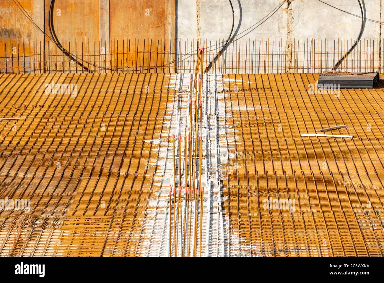 Armatura in acciaio, pronta per il calcestruzzo da versare. Preparazione e disposizione per la colata di calcestruzzo per l'armatura in acciaio. Foto Stock